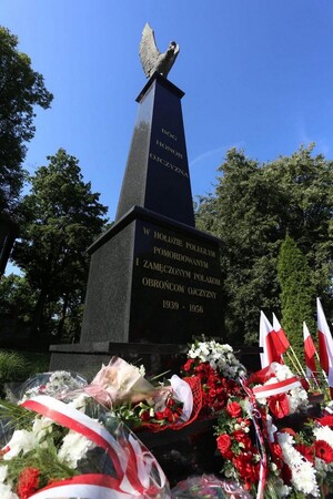 Pomnik w Kętrzynie pod którym złożono kwiaty 