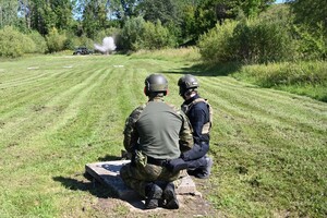 Instruktor i słuchacz podczas ćwiczeń minersko-pirotechnicznych 