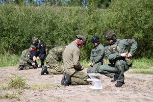 Instruktorzy i słuchacze podczas zajęć 