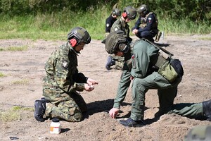 Słuchacze pracują pod nadzorem instruktorów 