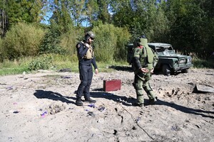 Funkcjonariusze w trakcie ćwiczeń w polowej bazie minersko-pirotechnicznej 