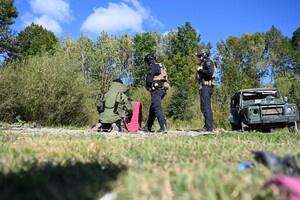 Funkcjonariusze w trakcie ćwiczeń w polowej bazie minersko-pirotechnicznej 