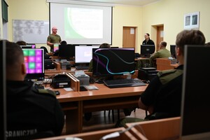 Funkcjonariusze uczestniczący w szkoleniu