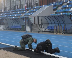 Funkcjonariusze w trakcie wykonywania obowiązków służbowych 