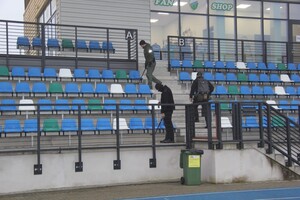 Funkcjonariusze sprawdzają stadion 