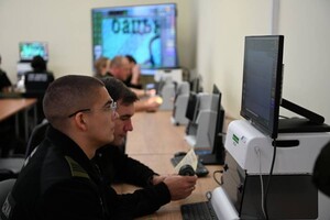 Funkcjonariusze w trakcie szkolenia 