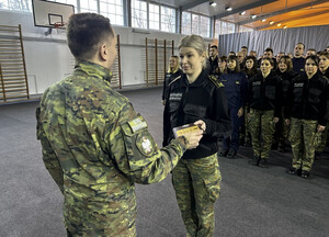 Wręczenie pamiątkowego grawertonu 