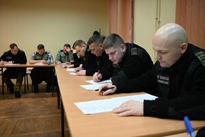 Funkcjonariusze w trakcie egzaminu 