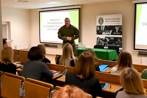 Komendant CSSG wita uczestniczki warsztatów 