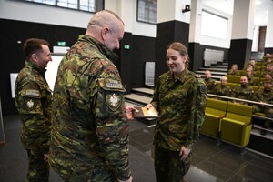 Wręczenie grawertonu z absolwentką 