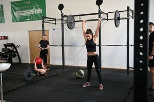 kobieta podnoszenie ciężarów 