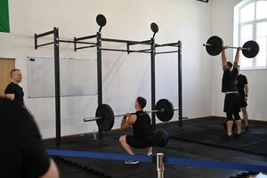 mężczyźni podnoszenie ciężarów 