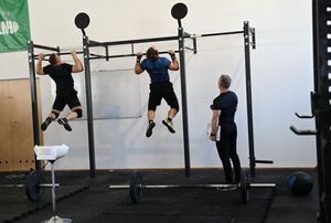 mężczyźni podnoszenie na drążku 