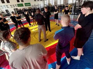 Młodzież podczas pokazu technik interwencji 