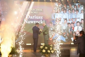 Funkcjonariusz SG odbiera statuetkę 