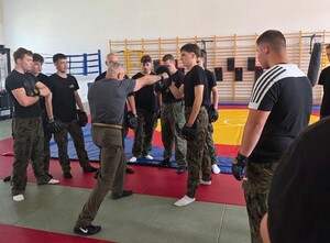 Młodzież podczas pokazu technik interwencji 