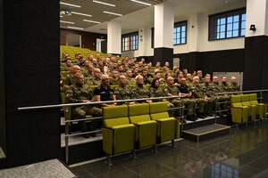 Uczestnicy szkolenia wraz z kadrą kierowniczą CSSG 