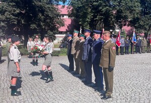 Delegacja służb mundurowych podczas uroczystości 