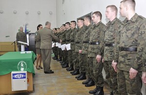 Wręczenie świadectw absolwentom Szkoły Podoficerskiej 