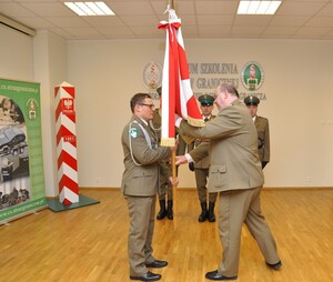 Przekazanie sztandaru przez płk SG S. Kowalewskiego 