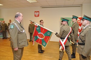 Pożegnanie ze sztandatem CSSG przez odchodzącego Komendanta 