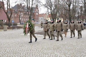 Delegacja oficerów SG na czele z Komendantem Głównym skłda wieniec pod kętrzyńskim pomnikiem 