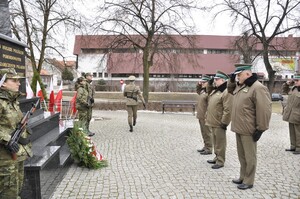 Komendant Główny SG oraz Komendanci Centrum Szkolenia SG i Warmińsko-Mazurskiego OSG składają kwiaty w Kętrzynie 