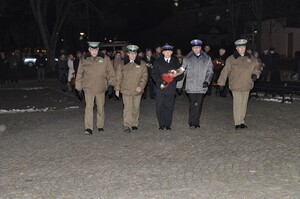 Złożenie kwiatów pod Pomnikiem w Hołdzie Poległym Pomordowanym i Zamęczonym Polakom - Obroncom Ojczyzny 1939-1956 