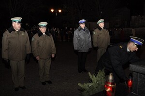Złożenie kwiatów pod Pomnikiem w Hołdzie Poległym Pomordowanym i Zamęczonym Polakom - Obroncom Ojczyzny 1939-1956 