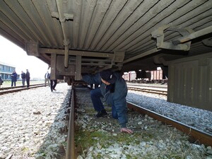 Ćwiczenia związane z kontrolą skrytek w wagonach osobowych 