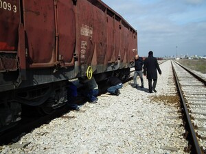 Realizacja ćwiczeń związanych z kontrolą skrytek w wagonach towarowych 