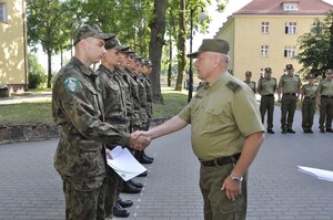 Uroczyste wręczenie świadectw absolwentom szkolenia w zakresie szkoły podoficerskiej 