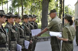 Uroczyste wręczenie świadectw absolwentom szkolenia w zakresie szkoły podoficerskiej 