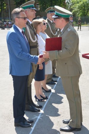 Wręczenie okolicznościowego grawertonu 