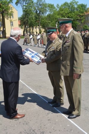 Burmistrz Miasta Pan Krzysztof Hećman wręcza Flagę Miasta Kętrzyn Komendantowi Centrum Szkolenia SG Panu płk. SG Michałowi Strachyrze 
