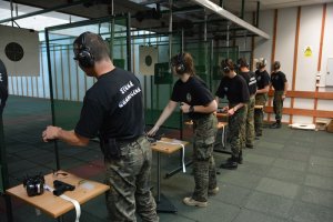 Uczestnicy zawodów podczas strzelania 