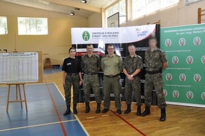 Komendant Centrum płk SG Michał Stachyra z drużyną Centrum Szkolenia SG 