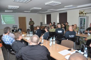 Funkcjonariusz Centrum Szkolenia SG kpt. SG Dariusz Leżała podczas wykładu 