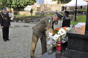 Złożenie kwiatów przez delegację resortu spraw wewnętrzynych