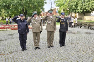 Złożenie kwiatów przez delegację resortu spraw wewnętrzynych