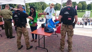 Funkcjonariusze podczas przeprowadzania kontroli osób i bagażu. 