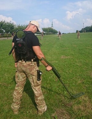 Funkcjonariusz CSSG w trakcie sprawdzania terenu. 