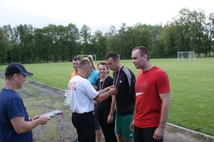 Wręczanie medali zwycięskiej drużynie. 