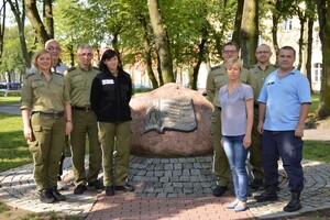 Komendant Centrum płk SG Michał Stachyra wraz z uczestnikami projektu 