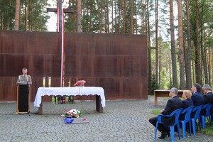 uroczystości na Polskim Cmentarzu Wojennym w Miednoje